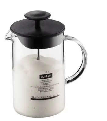 Bild von Michschäumer mit Inhalt geschäumter Milch und schwarzem Deckel